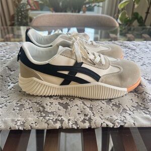 De Florance Vintage Sneakers - Cream /
Black Retro Trainers - Women’s Size 8.5